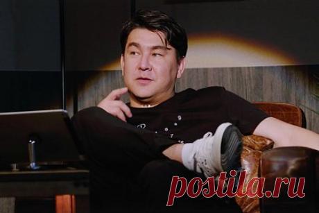 Звезда шоу на ТНТ рассказал о постыдном случае у проктолога. Популярный российский юморист, звезда шоу «Comedy Баттл» и «Однажды в России» Александр Ваш рассказал о постыдном случае у проктолога. Он отметил, что на приеме у специалиста-мужчины присутствовала также девушка-практикантка. После того как медик провел осмотр, девушка призналась, что узнала комика.