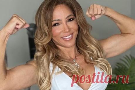 Выглядящая на 20 лет моложе 57-летняя женщина раскрыла свой секрет. 57-летняя тиктокерша по имени Сьюзи восхитила подписчиков моложавой внешностью и раскрыла свой секрет поддержания спортивной формы благодаря тренировкам и витаминам. Она рассказала, что практикует интервальное голодание, регулярно занимается силовыми упражнениями, а также придерживается высокобелковой диеты.