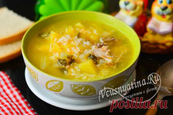 Суп рассольник с рисом и огурцами, рецепт с фото пошагово Суп рассольник с рисом и солеными огурцами с сытной курочкой получается вкусным, наваристым и ароматным. Пошаговый рецепт с фото поможет его приготовить очень легко.