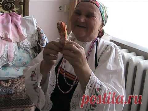 Бабушка шьет куклу