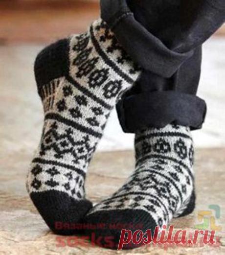 Мужские вязаные носки (Вязание спицами) Размер: Окружность стопы – 25 см, Окружность стопы готового изделия – 24 см, Высота паголенка – 27 см. Необходимые материалы: Пряжа Novita Nalle (75% шерсть, 25% полиамид; 260 м / 100 грамм в мотке…