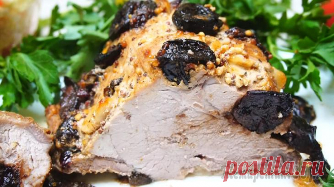 Мясо в духовке с черносливом и чесноком Мясо в духовке с черносливом и чесноком. Получается очень вкусное мясо. Готовится легко, а вкус получается праздничным за счёт присутствия чернослива. Мясо пропитывается фруктовым ароматом, приобретае...