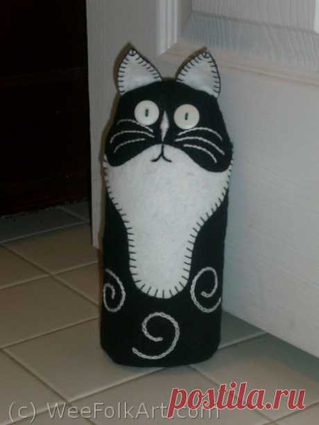 Cat Doorstop - Wee Folk Art   Materials: Felt color A Felt color B Embroidery floss color A Embroidery floss color BRead More →