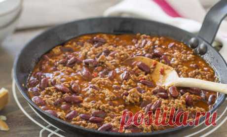 Чили кон карне: царское рагу из мяса и фасоли - Будет вкусно - Социальная сеть "МТ.RU" Рагу — это блюдо с множеством вариаций, которое в разных культурах готовят по-своему, расставляя вкусовые акценты на мясо, рыбу или овощи, но объединяет их одно — долгое томление и насыщенность вкуса. В мексиканской и техасской кухнях особенно популярно чили кон карне — пряное, сытное и ароматное Подписывайтесь, читайте, комментируйте, ставьте лайки