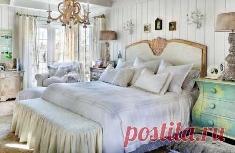 Романтичный стиль интерьера Шебби-шик 
Термин &quot;shabby chic&quot; дословно переводится как &quot;потертый шик&quot;, а сам стиль зародился в Англии в 80х годах XX века, как видите совсем молодой. Его основательницей считается Рейчел Эшвелл, которая ценила милые сердцу английские традиции и не хотела принимать вошедший в моду