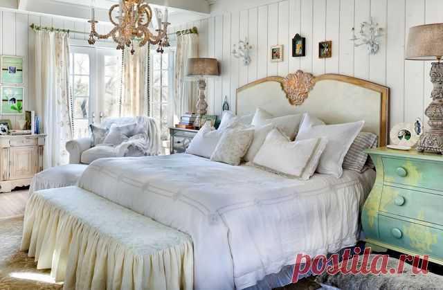 Романтичный стиль интерьера Шебби-шик 
Термин "shabby chic" дословно переводится как "потертый шик", а сам стиль зародился в Англии в 80х годах XX века, как видите совсем молодой. Его основательницей считается Рейчел Эшвелл, которая ценила милые сердцу английские традиции и не хотела принимать вошедший в моду