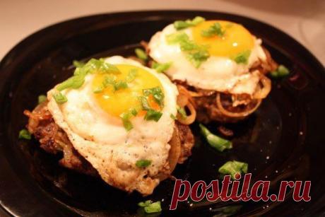 Рубленый бифштекс по-гольштейнски..