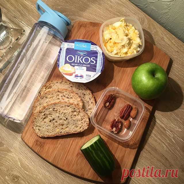 Привет всем 🙋🏽
Когда меня спрашивают с чего начать правильное питания, я всем советую составить свой график питания. Самое главное питаться 5-6 раз в день с интервалами 2-3 часа 😉
Очень важно заранее продумать что, когда и в каком количестве будете кушать. Так как мы все примерно знаем как будет выглядеть завтрашний день, не должно быть проблемой запланировать приёмы пищи. 😋
На фотке вы видите что я беру на работу: обед, 2 перекуса и воду. 
Короче сумка забита контейнерами с едой🙊😆