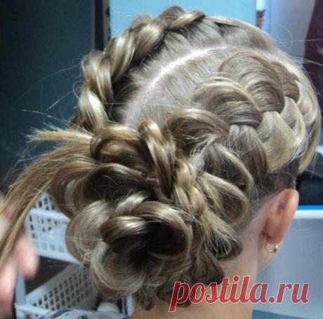 Прически с плетением на средние волосы (41 фото): видео-инструкция - красиво заплетаем локоны своими руками, фото и цена