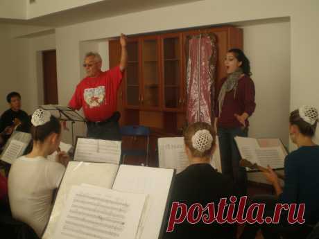 На репетиции с солисткой казахстанского митрополичьего хора Анастасией Кожухаровой. Международный конкурс вокалистов &quot;Романсиада-2011&quot; г. Шымкент. 2011 г.