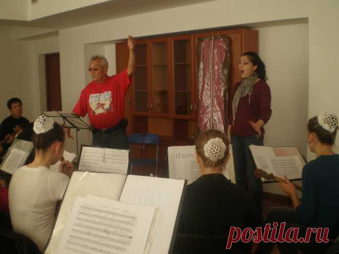 На репетиции с солисткой казахстанского митрополичьего хора Анастасией Кожухаровой. Международный конкурс вокалистов "Романсиада-2011" г. Шымкент. 2011 г.