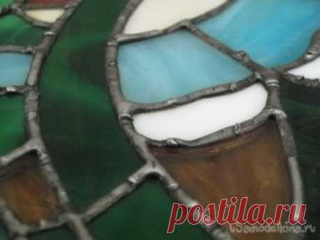 Черная патина для паяных швов абажура-витража «Тиффани»  Витраж в технике «Тиффани» - довольно остроумный способ соединения фигурных стеклышек. Не без некоторых недостатков – требуются специальные материалы и оборудование, однако же, надо отдать должное американскому  товарищу. Для получения рисунка, вырезаются и подгоняются его стеклянные элементы,