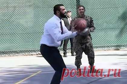 Генерал и адмирал США поиграли с сирийским президентом