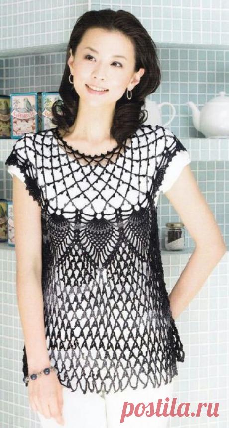 Черная туника на белом