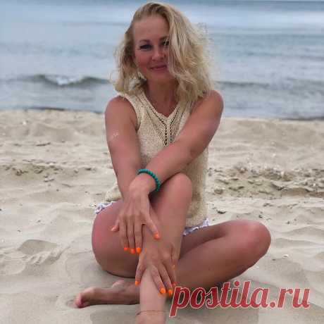 Photo by ДИЗАЙНЕРСКАЯ ОДЕЖДА АКСЕССУАРЫ on July 23, 2021. May be an image of 1 person, sitting and beach. You can add your comment to this image.