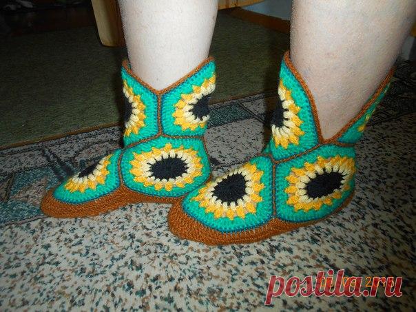 сапожки из шестиугольника | Женская одежда крючком. Схемы и описание 
такие сапожки на войлочной подошве. Связаны по мк с you tube.
http://www.youtube.com/watch?v=y2C-rVZ441I
в этом варианте подошва вязанная