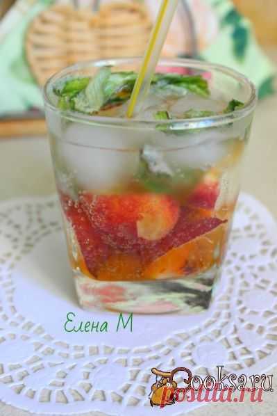 Безалкогольный нектариновый мохито.