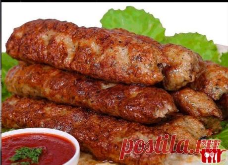 ЛЮЛЯ-КЕБАБ (ЛЁГКИЙ РЕЦЕПТ, БЫСТРО И ВКУСНО). 
Ингредиенты: 
Мясной фарш - 500 гр 
Лук репчатый - 2 шт. 
Соль, специи по вкусу. 
Приготовление: 
Лук почистить, пропустить через мясорубку, смешать с мясным фаршем. Посолить, добавить истолченных специй - черного перца, зиры, кардамона. Пальцами тщательно в течение 7-10 минут вымешивать, а затем еще минут 10 отбивать фарш, ударяя его о доску. Убрать в холодильник на 30 минут. Потом разделить на равные порционные части, и каждую налепить на шпажк
