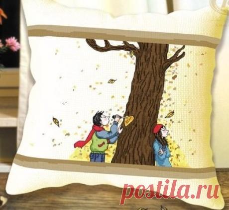 Вышивка подушки Влюбленные у дерева. Схема вышивки крестиком подушки |