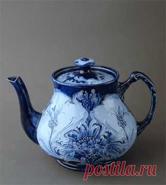 William Moorcroft Florian Cornflower Tea Pot, 1900