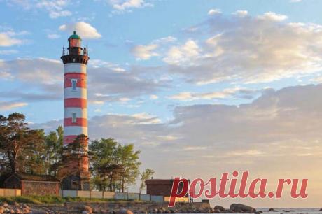 (99+) Чем так притягателен старинный маяк под Питером, посмотреть на который приезжают со всей России - ИНТЕРНЕТ ШКАТУЛКА - медиаплатформа МирТесен На побережье полуострова Каравалдай близ Санкт-Петербурга стоит Шепелёвский маяк – уникальная достопримечательность и один из стражей Финского залива. Когда округу окатывает темнота, маяк освещает окрестности, делая по две вспышки в каждые четверть часа, загораясь либо красным, либо белым светом.