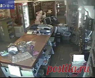 В Гилфорде невидимка скинул со стола стеклянную посуду - свежие новости Украины и мира