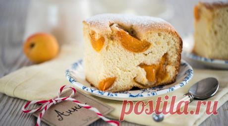 Пирог шарлотка с абрикосами - ПУТЕШЕСТВУЙ ПО САЙТУ. Внесите разнообразие в период засилья яблочных пирогов, приготовьте шарлотку с абрикосами, благо их сейчас легко можно купить на рынке или даже в магазине шаговой доступности. Реализация же идеи не вызовет проблем даже у начинающего кулинара. Тесто — все то же, бисквитное, но вкус шарлотки с абрикосами точно будет отличаться, ведь …