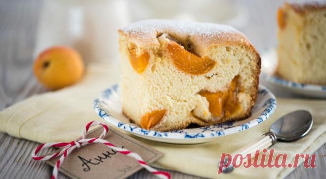 Пирог шарлотка с абрикосами - ПУТЕШЕСТВУЙ ПО САЙТУ. Внесите разнообразие в период засилья яблочных пирогов, приготовьте шарлотку с абрикосами, благо их сейчас легко можно купить на рынке или даже в магазине шаговой доступности. Реализация же идеи не вызовет проблем даже у начинающего кулинара. Тесто — все то же, бисквитное, но вкус шарлотки с абрикосами точно будет отличаться, ведь …