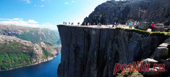 Preikestolen (Норвегия)

Preikestolen (Прекестулен) — гигантский утёс, расположившийся неподалеку от плато Кьераг (Норвегия), плоская вершина которого служит в роли смотровой площадкой. Вид на фьерды *, который открывается с этого утеса на 600 метровой высоте, впечатляет и завораживает, благодаря чему Preikestolen является главной достопримечательностью страны.