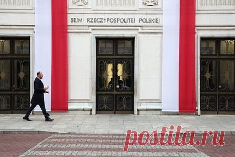 Сейм Польши вынес вотум недоверия правительству Моравецкого. Сейм Польши вынес вотум недоверия правительству премьер-министра Матеуша Моравецкого. Об этом сообщает польское агентство PAP. За вотум доверия выступили 190 польских депутатов, против проголосовали 266, воздержавшихся не было. Теперь Сейм должен будет выбрать нового премьер-министра, им должен стать Дональд Туск.