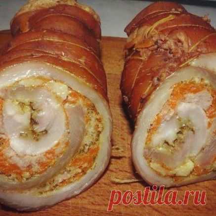 Оригинальный рецепт сала... в рулете!
⠀
Это лучший рецепт приготовления рулета. Для этого нам необходимо купить
⠀
сало не толстое, толщиной до 2 см,
перец черный молотый,
паприка молотая,
чеснок,
морковь одна средняя,
фарш 250 -300 грамм.
Луковая шелуха,
соль,
шелковая нить или шнур.
⠀
Сало помыть промокнуть салфеткой, положить на стол, посыпать перцем, раздавить несколько чесночин, положить слой тертой свежей моркови, положить слой фарша, скатать в тугой рулет и связать н...
