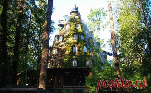 Волшебная гора-лодж в Патагонии

Похожий на сказочный домик отель La Montana Magica 4* расположен в чилийском биологическом заповеднике Уило-Уило. Удивительный лодж конусообразной формы служит воплощением древней легенды, некогда существовавшей в Патагонии, о волшебной горе и исполняющей желание всякого, кто взберется на её вершину.
