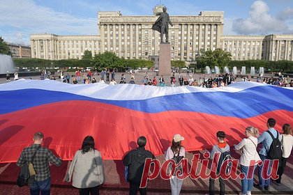 Расходы на воспитание патриотизма в россиянах выросли в три раза. В 2022 году из федерального бюджета на патриотическое воспитание населения было выделено 11,4 миллиарда рублей. Сумма в три раза превысила показатель 2021-го и в два раза — план. Средства были направлены на зарплаты появившихся в школах советников по воспитанию, а также оснащение учебных учреждений госсимволами.