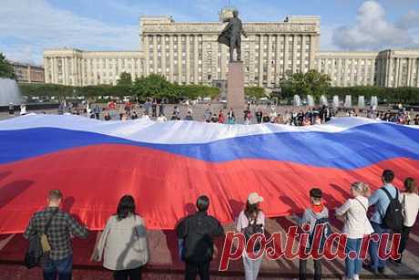Расходы на воспитание патриотизма в россиянах выросли в три раза. В 2022 году из федерального бюджета на патриотическое воспитание населения было выделено 11,4 миллиарда рублей. Сумма в три раза превысила показатель 2021-го и в два раза — план. Средства были направлены на зарплаты появившихся в школах советников по воспитанию, а также оснащение учебных учреждений госсимволами.