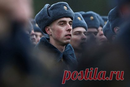Белорусские гвардейцы начали марш в район слаживания с российской армией. Части 11-й отдельной гвардейской механизированной бригады Белоруссии начали марш в район боевого слаживания с российскими частями региональной группировки войск (РГВ). Об этом сообщило Министерство обороны республики. Ранее в республике завершились мероприятия по проверке учетных данных военнообязанных.