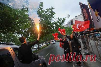 В Турции огласили предварительные итоги президентских выборов. Действующий президент Турции Реджеп Тайип Эрдоган набрал более 54 процентов голосов во втором туре выборов главы государства, который прошел в воскресенье, 28 мая. Предварительные итоги огласил глава ЦИК республики Ахмет Йенер в ходе пресс-конференции. За Кемаля Кылычдароглу проголосовали 45,53 процента