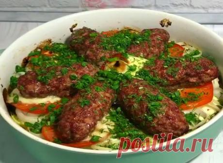Котлеты с Сыром на овощной подушке или «Люля с сюрпризом»🥘
Супер вкусно, сочно и сытно! Обалденный Рецепт

С овощами, думаю, всё понятно. 
У меня картофель, кабачок, баклажан, лук и помидор. 
Нарезать кольцами и выложить поочередно, как на Гифке, в форму. 
Каждый слой посолить и поперчить. 
Дно формы сбрызнуть маслом.

Теперь люляшки.
Фарш говяжий посолить, поперчить, добавить лук, измельченный в блендере.. 
я ещё добавила смесь сушенной зелени. 
Перемешать тщательно, пол...