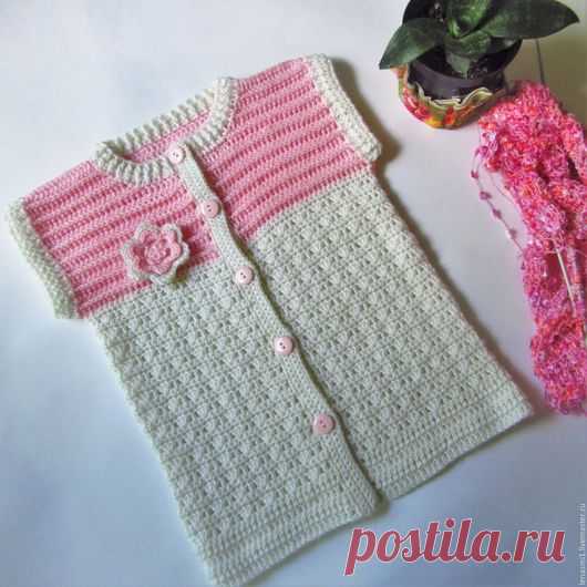 Купить Детский вязаный жилет из шерсти на пуговицах с цветочком для девочки. - розовый, однотонный, детский жилет
