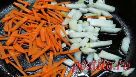 Суп с солеными огурцами фасолью и кукурузной крупой Ингредиенты:Огурец соленый - 1 шт., Фасоль белая консервированная - 0,5 стакан, Крупа кукурузная - 2 ст.лож., Картофель - 2 шт., Лук репчатый - 0,5 шт., Морковь - 0,5 шт., Томатная паста - 1 чай.лож., Бульон куриный - 1 литр, Перец черный - по вкусу, Соль - по вкусу,