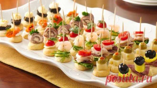 Закуски на шпажках – всегда вкусно и эффектно. 

Закуски на шпажках – эффектный вариант сервировки закусочных блюд к фуршетному, шведскому и праздничному столу. Такая закуска соответствует всем правилам сервировки: эффектна, ярко смотрится, кроме …