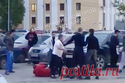 Кавказцы устроили массовую драку и попали на видео. Массовая драка кавказцев в Нижнем Новгороде попала на видео. Инцидент произошел на парковке около торгового центра «Парк Авеню». Конфликт устроили более десяти мужчин. Отмечается, что толпу пришлось разнимать полиции и Росгвардии. Что стало причиной конфликта и пострадал ли кто-нибудь из его участников, не уточняется.