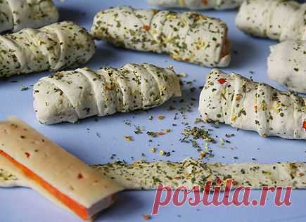 ЗАВИТУШКИ С КРАБОВЫМИ ПАЛОЧКАМИ И СЫРОМ