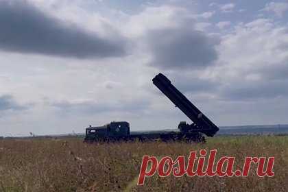Минобороны рассказало о стопроцентной точности РСЗО «Торнадо-С». Точность ударов реактивной системы залпового огня (РСЗО) «Торнадо-С» при использовании современных боеприпасов достигает ста процентов, сообщили в Минобороны России. «Торнадо-С» сама задает курс управляемому боеприпасу, а выносной пульт позволяет ракетчикам работать на удалении нескольких десятков метров.