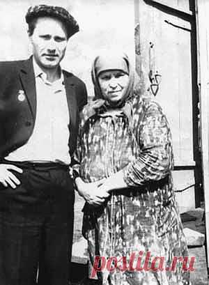 "И только я задремала,вижу сон.Будто мы с Повлом на покосе.Сварила я похлёбку да даю ему попробовать."Он взял ложку-то и даже заматерился,сердешный-обжёгся.И я сразу проснулась,рассказываю ему,какой сон видела.А он аж с лица изменился:"Всё,Маня...Неспроста этот сон:обожгуь я там". И-обжёгся:полгода всего и пожил-то после этого-убило"
В.М.Шукшин "Сны матери"