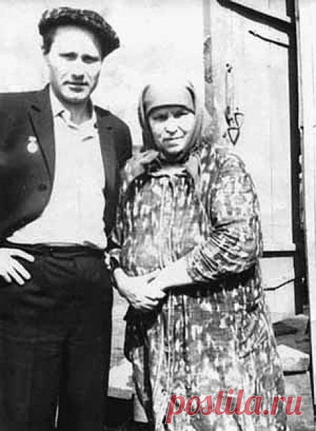 &quot;И только я задремала,вижу сон.Будто мы с Повлом на покосе.Сварила я похлёбку да даю ему попробовать.&quot;Он взял ложку-то и даже заматерился,сердешный-обжёгся.И я сразу проснулась,рассказываю ему,какой сон видела.А он аж с лица изменился:&quot;Всё,Маня...Неспроста этот сон:обожгуь я там&quot;. И-обжёгся:полгода всего и пожил-то после этого-убило&quot;
В.М.Шукшин &quot;Сны матери&quot;