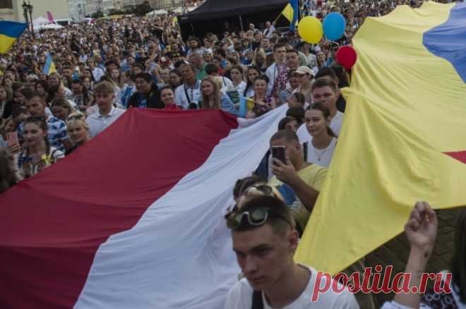 Бондаренко: Украина не пойдет на эксгумацию останков жертв Волынской резни. Процесс эксгумации может негативно повлиять на отношения Киева и Варшавы.