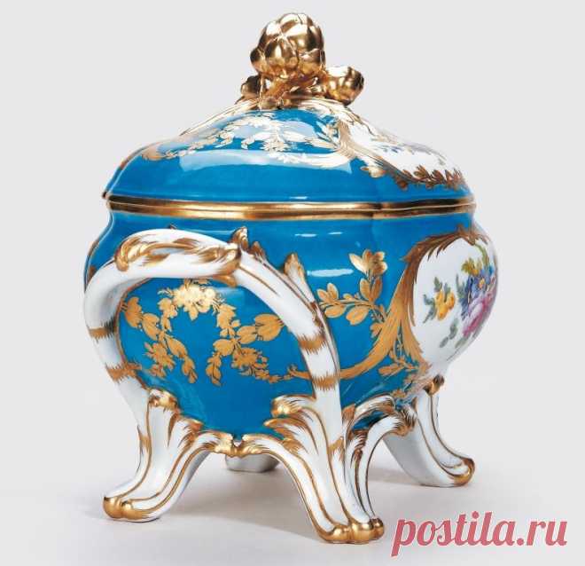 Антикварная посуда из севрского фарфора с позолотой... Royal Collection