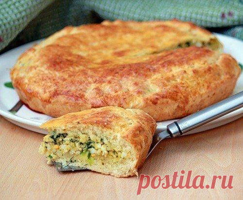 Пирог с зеленым луком и яйцом. Тесто у этого вкусного пирога получается пышным, воздушным и долго не черствеет. Потребуется: Тесто: 400 г блинной муки (приблизительно); 200 г сметаны; 100 г сливочного масла; 1/2 ч. ложки соли; желт...