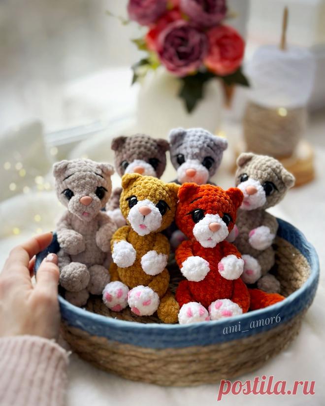 PDF Котятки крючком. FREE crochet pattern; Аmigurumi toy patterns. Амигуруми схемы и описания на русском. Вязаные игрушки и поделки своими руками #amimore - котята, плюшевый котик, кот из плюшевой пряжи, кошка, кошечка, котёнок.