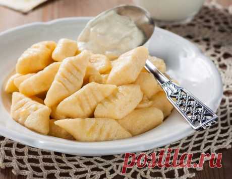 Самые «ленивые» рецепты. Вкуснятина для тех, кто не хочет напрягаться Хочется приготовить в выходные домашнюю еду… Но категорически не хочется провести все воскресенье на кухне — сначала за готовкой, а потом за мытьем посуды! Мы вас понимаем, поэтому составили подборку нехитрых, но очень вкусных рецептов, которые вы сможете повторить прямо сейчас...